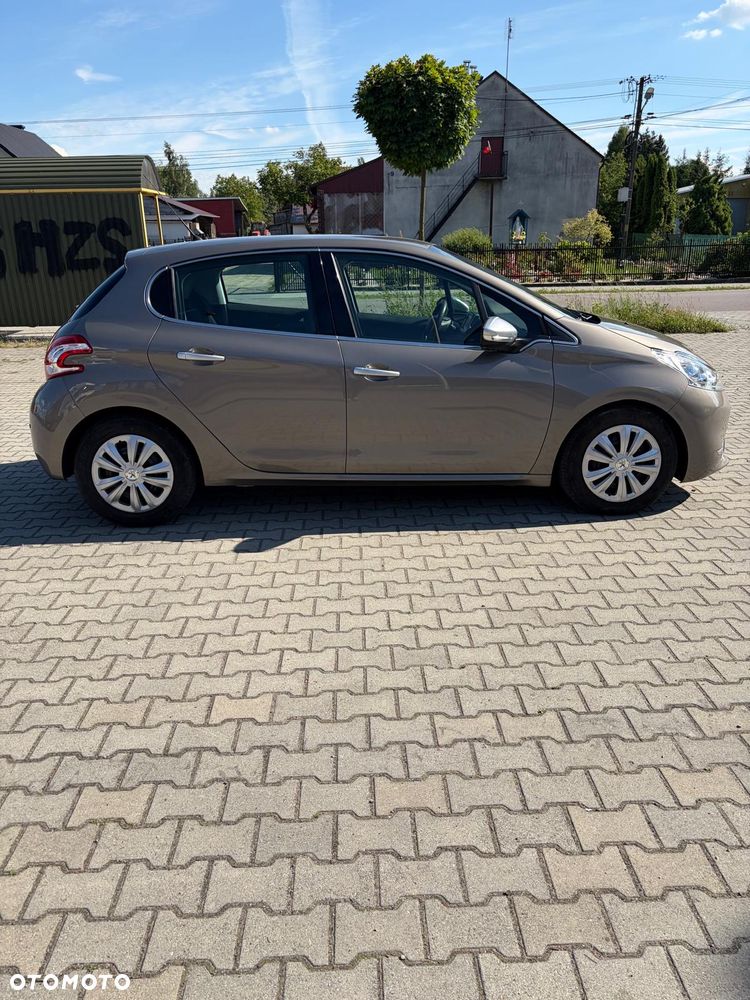 Peugeot 208 - 8