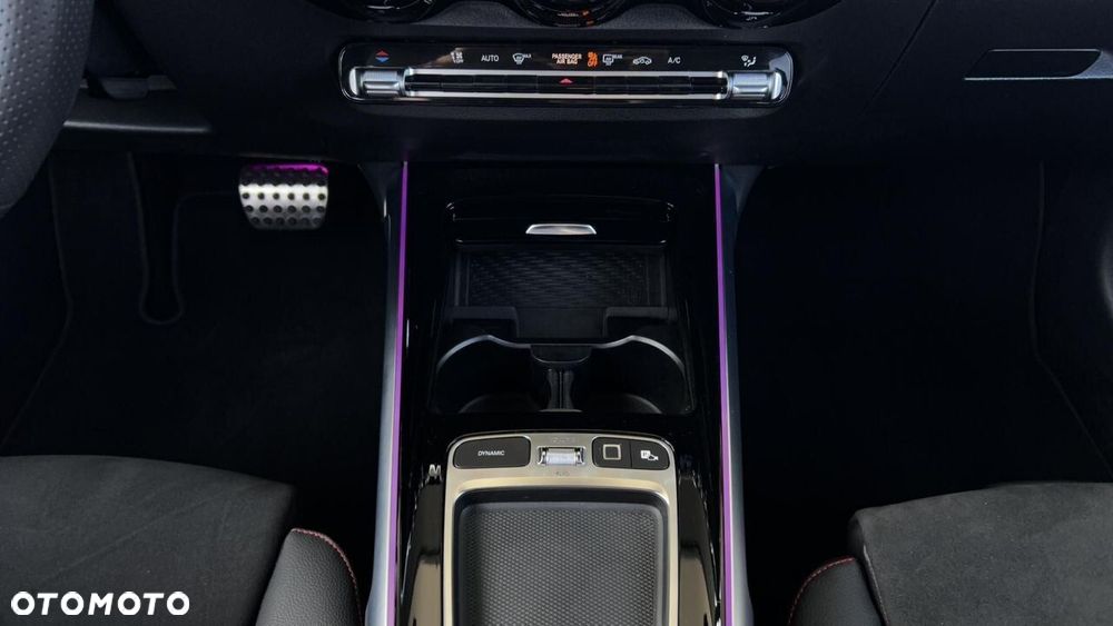 Mercedes-Benz GLB 200 AMG Line 7G-DCT - 21