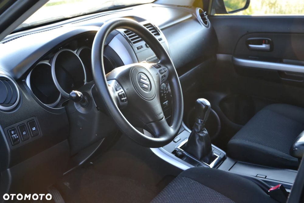 Suzuki Grand Vitara 2.0 De luxe - 2