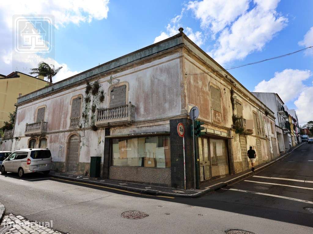 AMPLO EDIFÍCIO - MORADIA para VENDA no centro histórico de Ponta De... - Grande imagem: 3/6