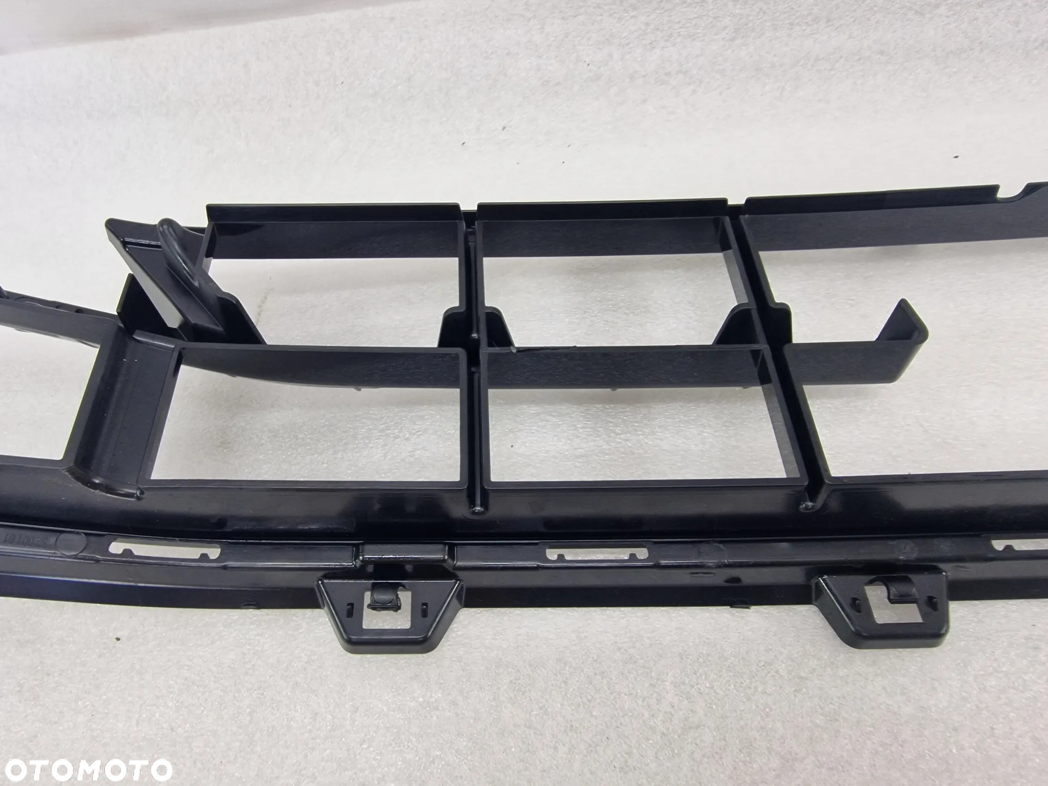 BMW 1 F40 SPORT 19- KRATKA ŚRODKOWA ZDERZAKA PRZEDNIEGO PRZÓD , NR 511117462937 / 17462937 / 211636 / 51117462936 / 7462936 ,  NR AUKCJI KR412 - 22