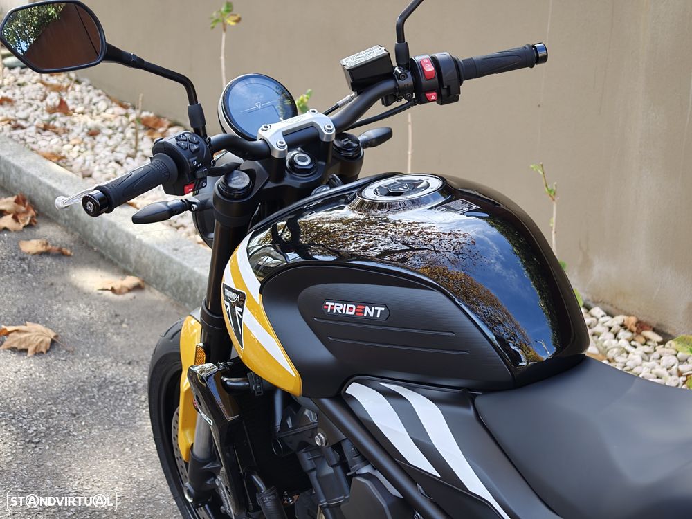 Triumph Trident 660 Cosmic Yellow - 13