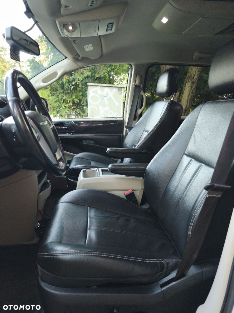 Chrysler Town & Country - 6