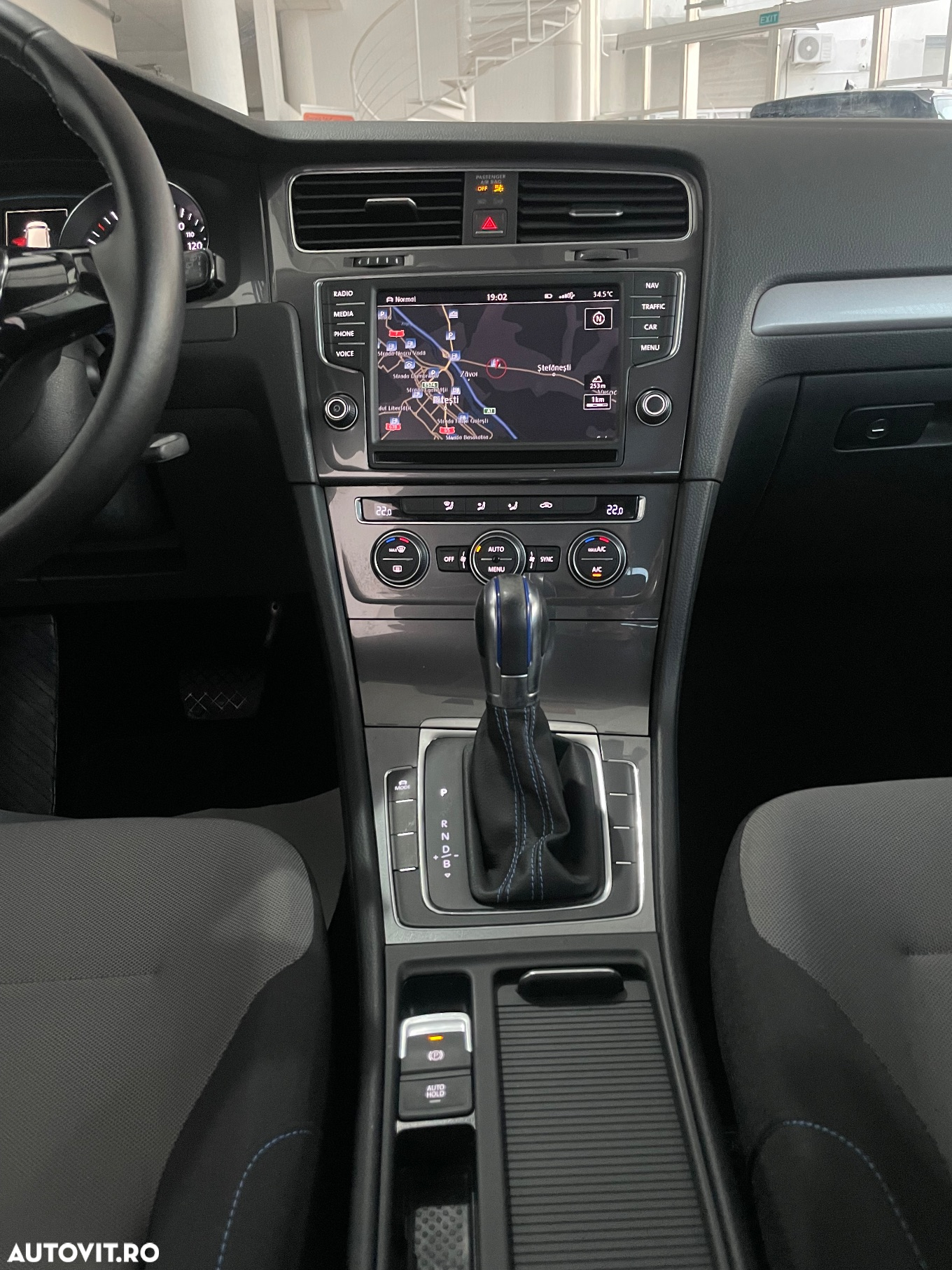 Volkswagen e-Golf - 12