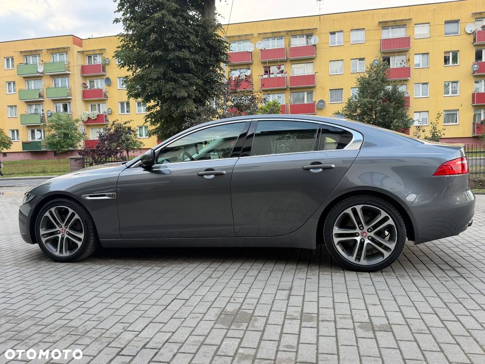 Jaguar XE 2.0 D Portfolio - 18