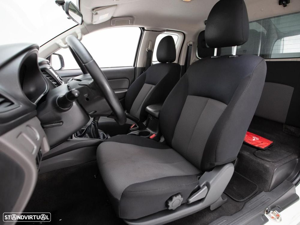 Mitsubishi L200 2.4 DI-D Club Invite 4WD c/IVA - 9