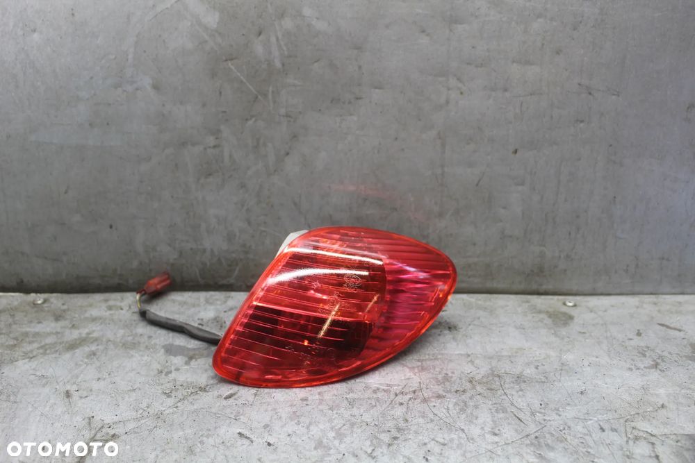 Piaggio X9 Kierunkowskaz kierunek klosz lampa tył tylna prawa prawy - 1
