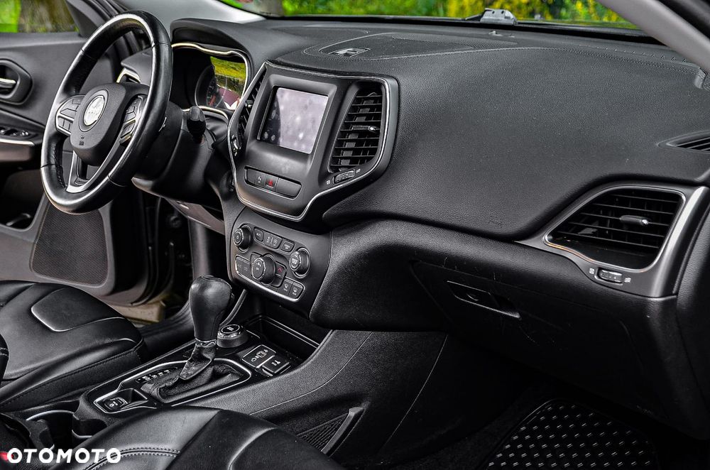 Jeep Cherokee - 24