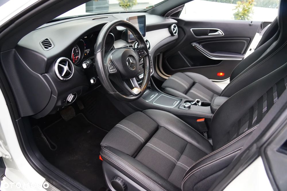 Mercedes-Benz CLA 180 7G-DCT UrbanStyle Edition - 30