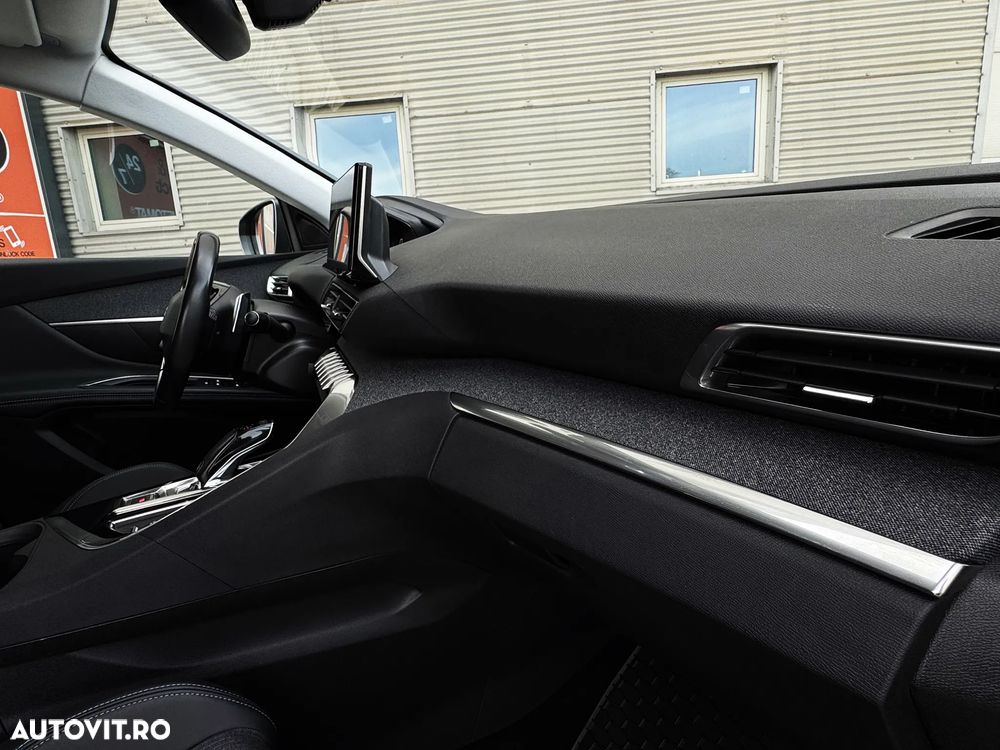 Peugeot 3008 1.2 PureTech S&S EAT8 Allure - 17