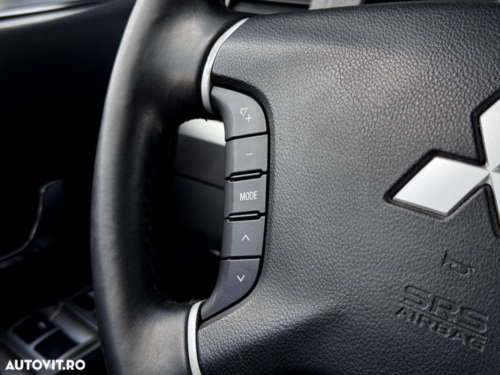 Mitsubishi Pajero - 16