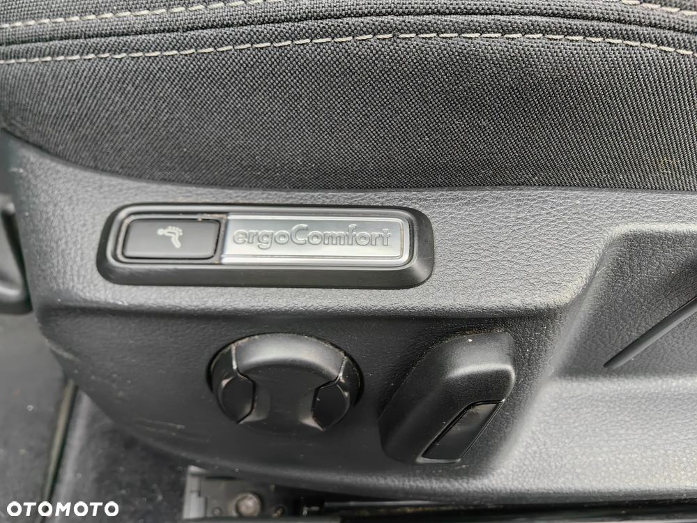 Volkswagen Passat Variant 2.0 TDI SCR DSG BlueMotion Comfortline - 27