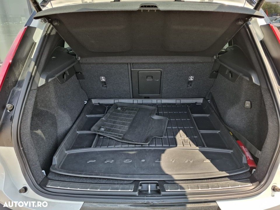 Volvo XC 40 B4 AT8 AWD Mild Hybrid R-Design - 24