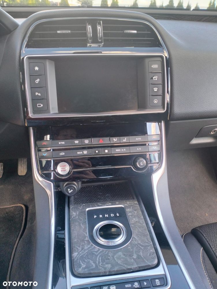 Jaguar XE 2.0 D R-Sport - 14