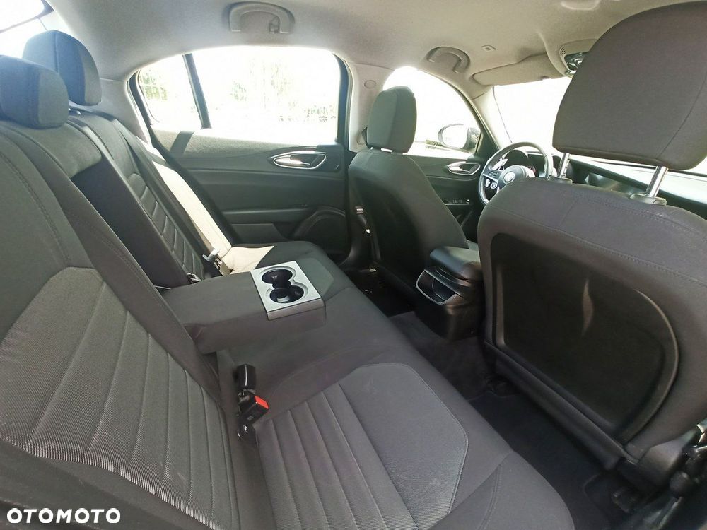 Alfa Romeo Giulia - 10