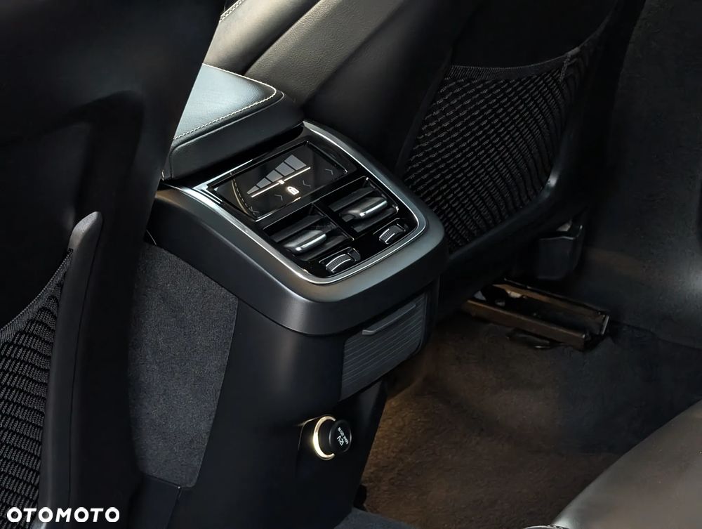 Volvo XC 60 D5 AWD R-Design - 34