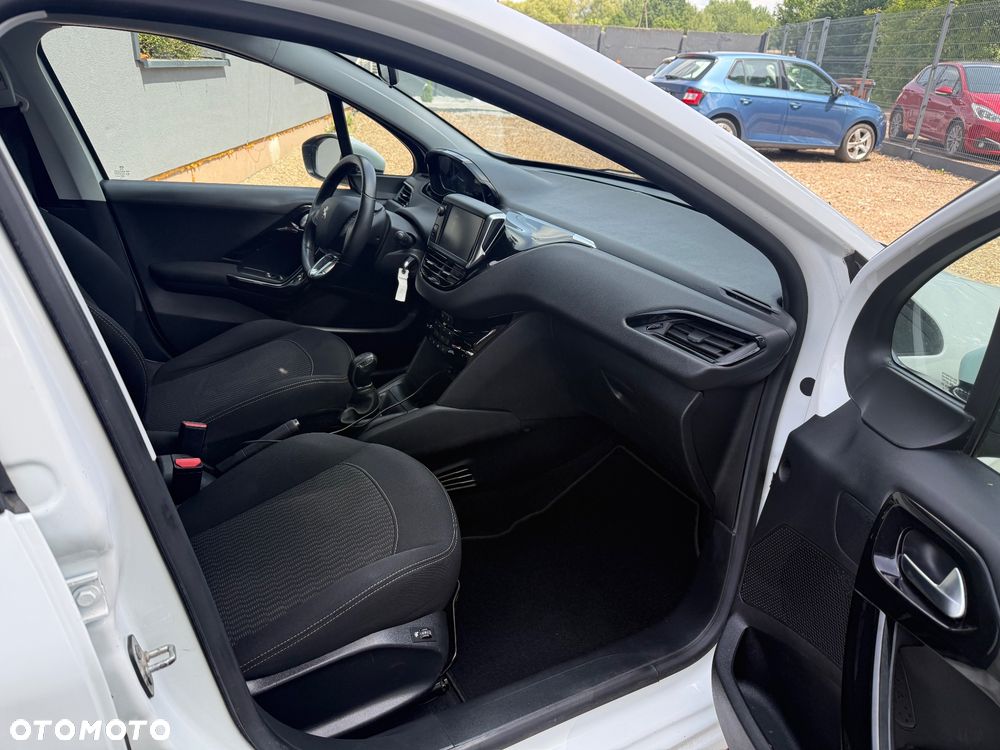 Peugeot 208 - 13