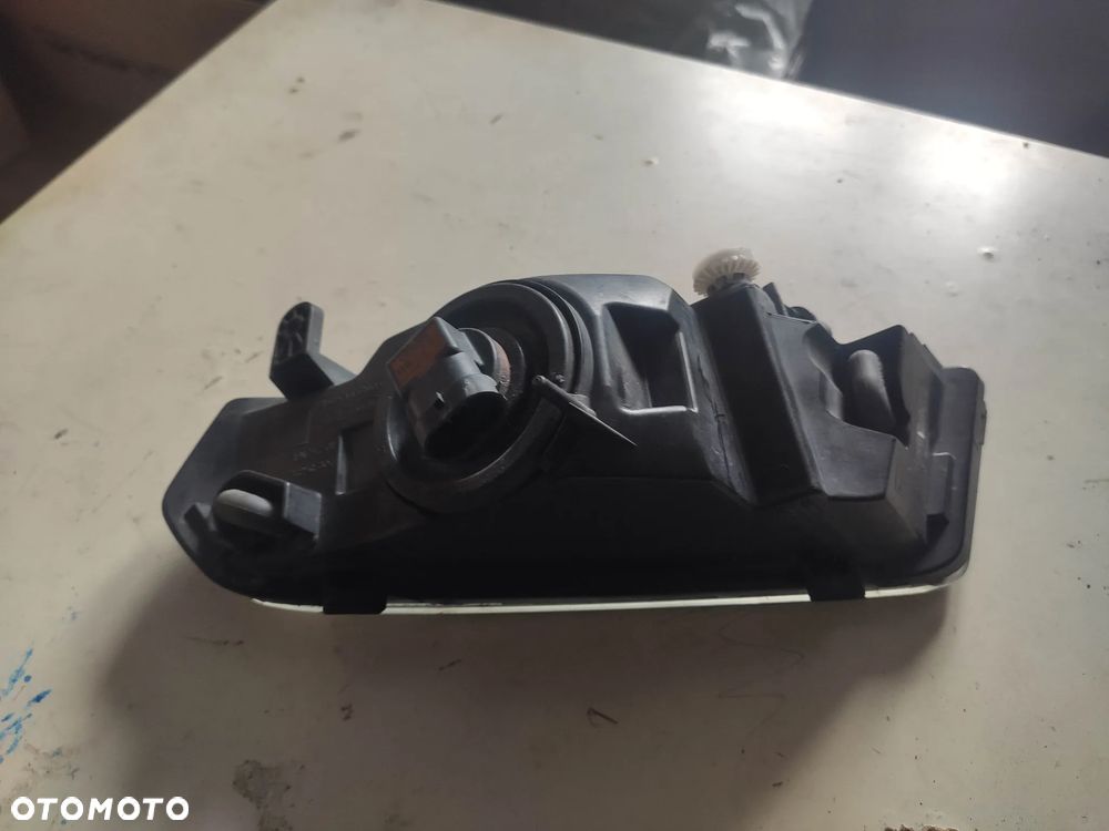 PD Lampa Halogen lewy przód Skoda Yeti 13- 5L - 4
