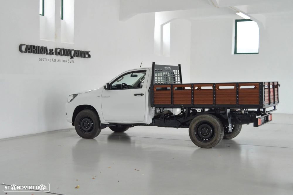 Toyota Hilux 2.4 D-4D 4X4 Cabine Simples 2L - 45