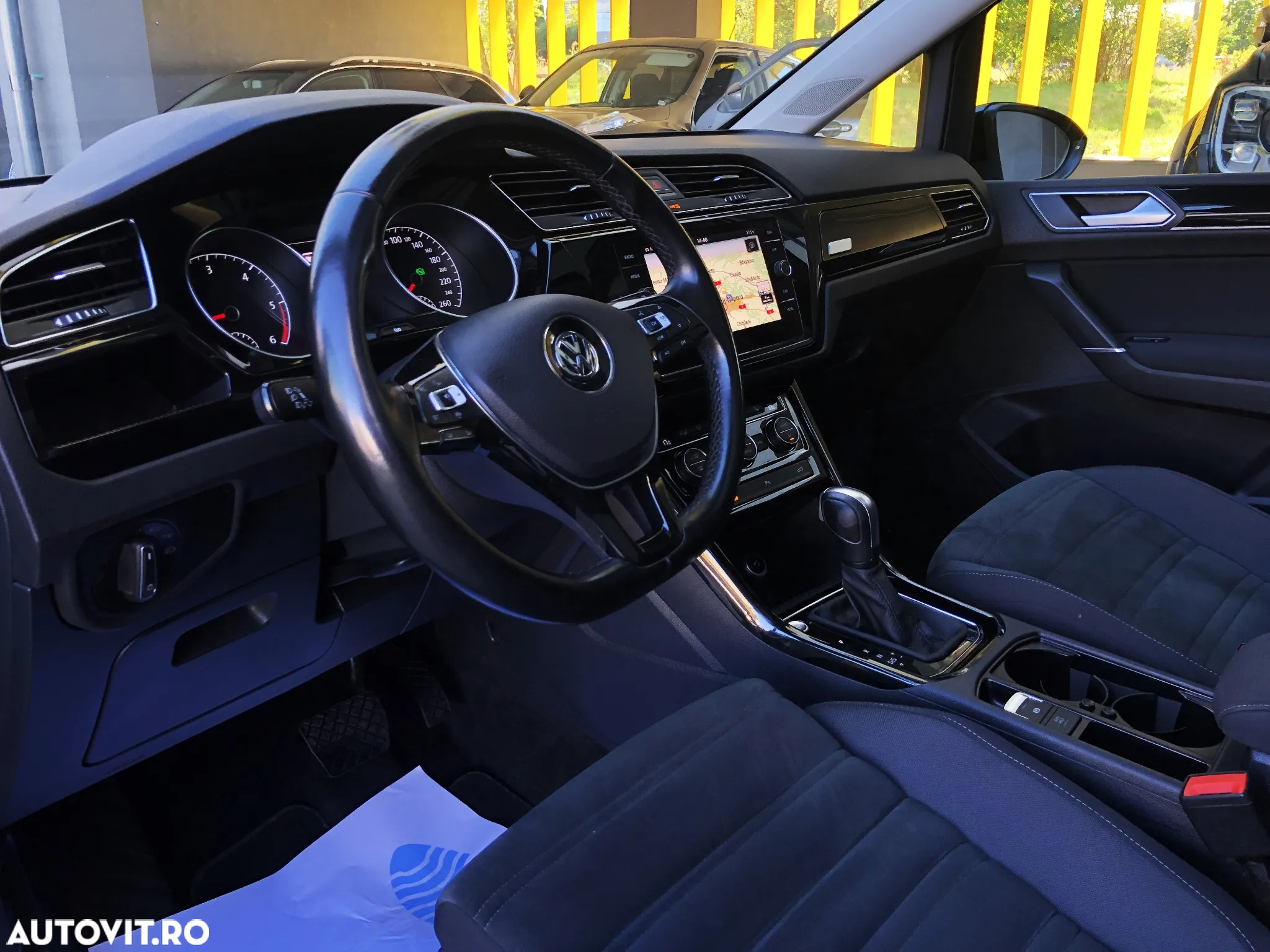 Volkswagen Touran 2.0 TDI DSG Highline - 9