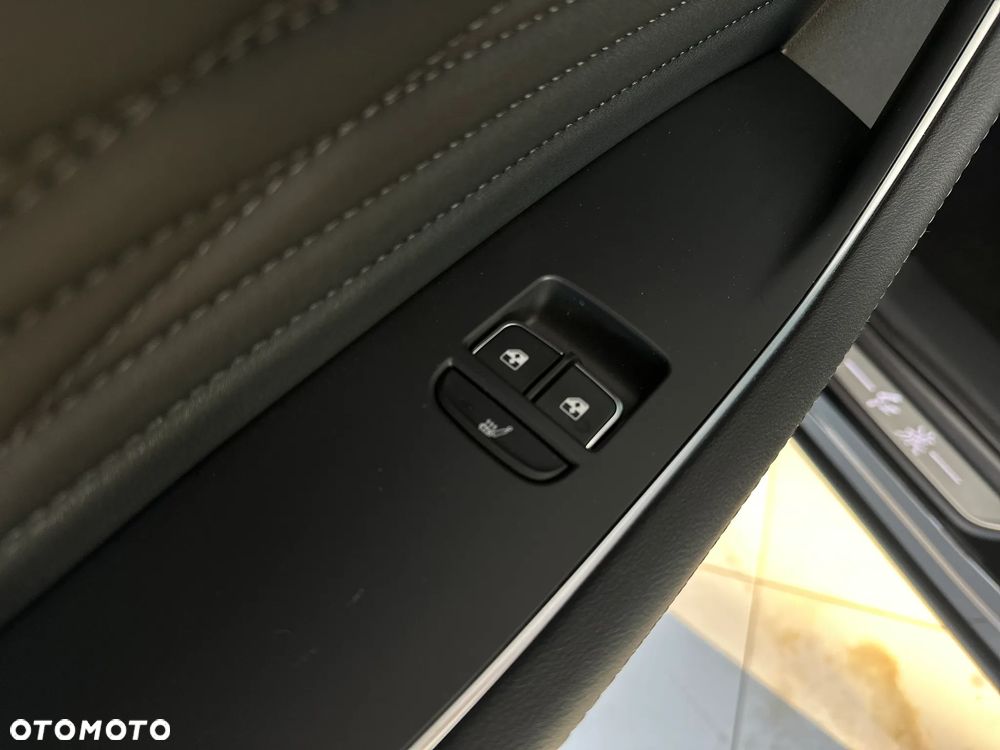 Hongqi HS5 - 12