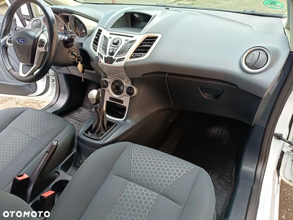 Ford Fiesta - 25