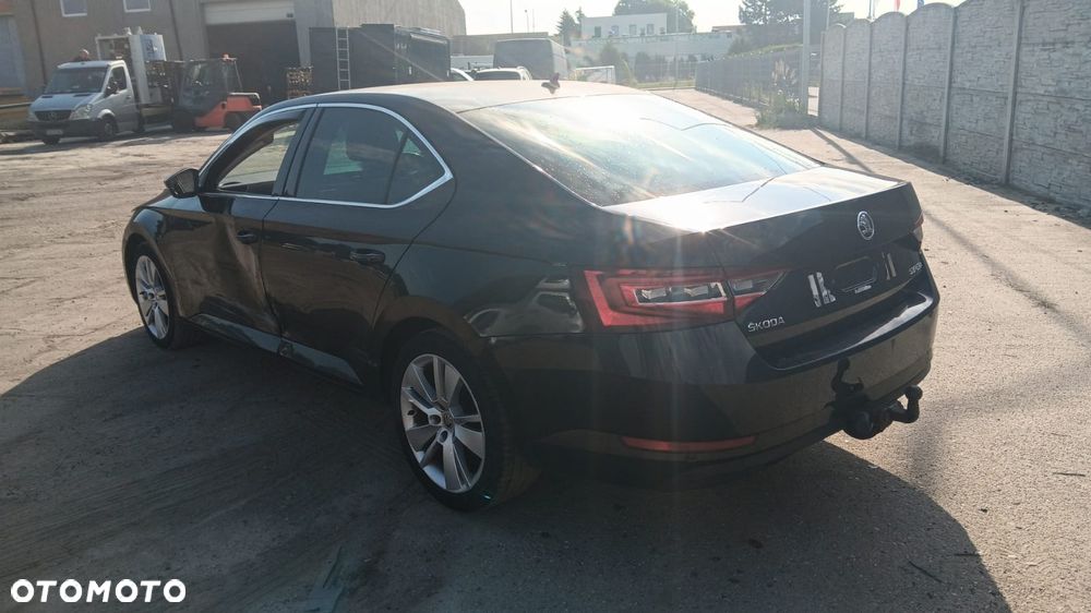 Skoda Superb 2.0 TDI Premium Edition - 4