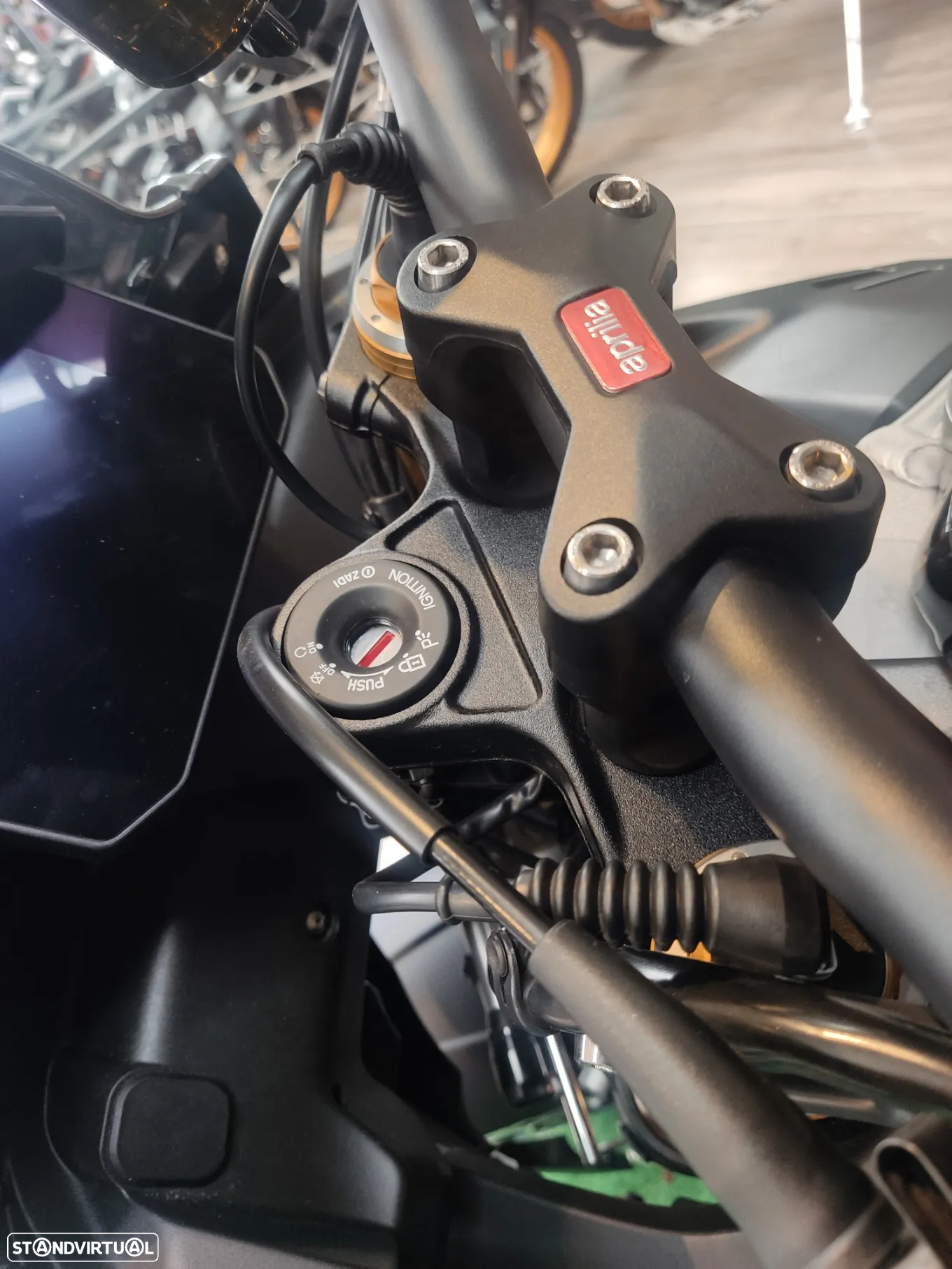 Aprilia Tuono V4 Factory - 2