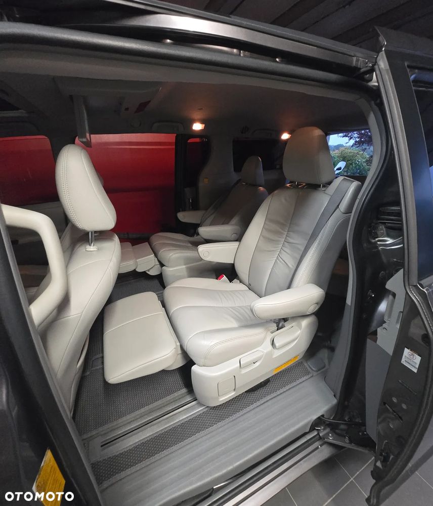 Toyota Sienna 3.5 XLE AWD - 14