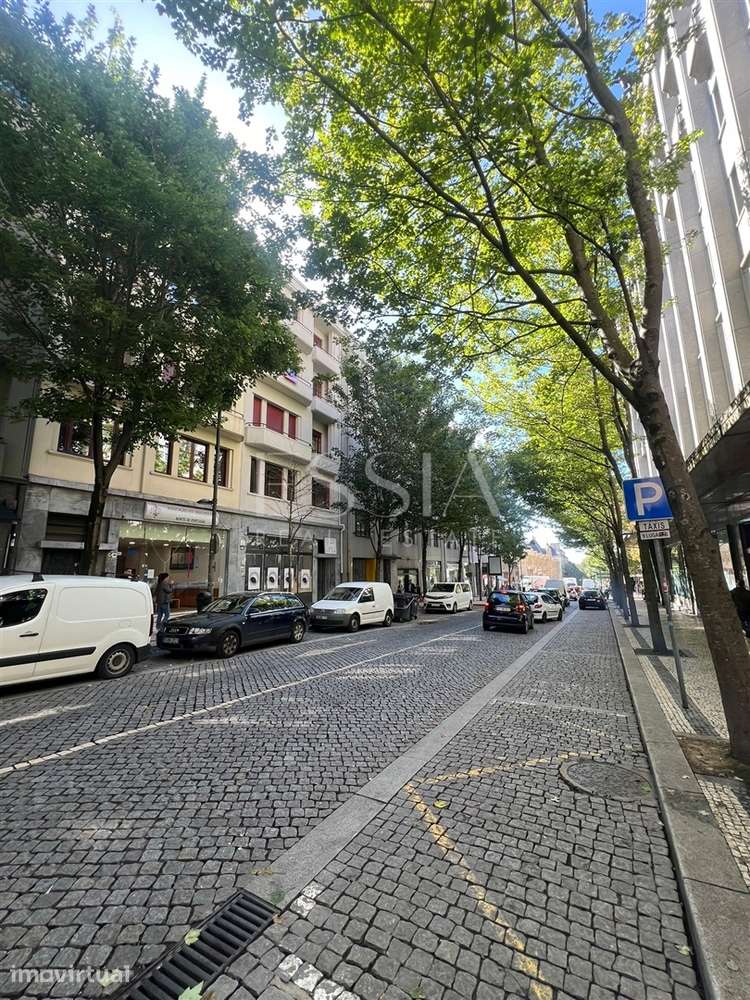 Apartamento T1 Remodelado com Varanda na Baixa do Porto - Grande imagem: 2/20