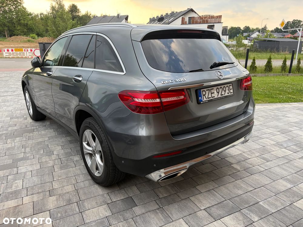Mercedes-Benz GLC 300 4Matic 9G-TRONIC AMG Line - 2