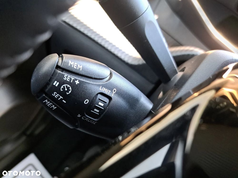 Peugeot 208 1.2 T Allure S&S - 18