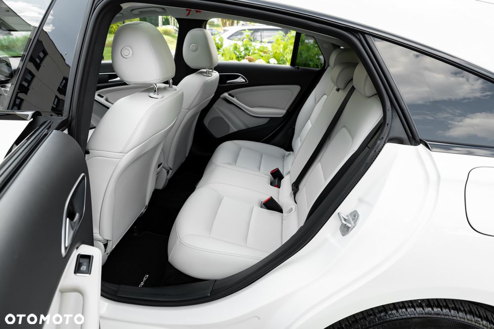 Mercedes-Benz CLA Shooting Brake 200 7G-DCT AMG Line - 32
