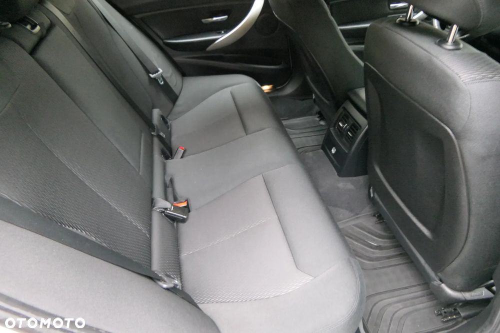 BMW Seria 3 320d Touring xDrive - 24