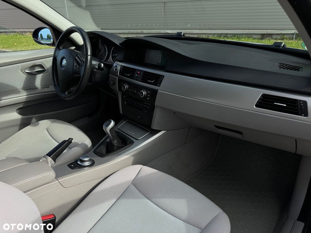 BMW Seria 3 318i - 24