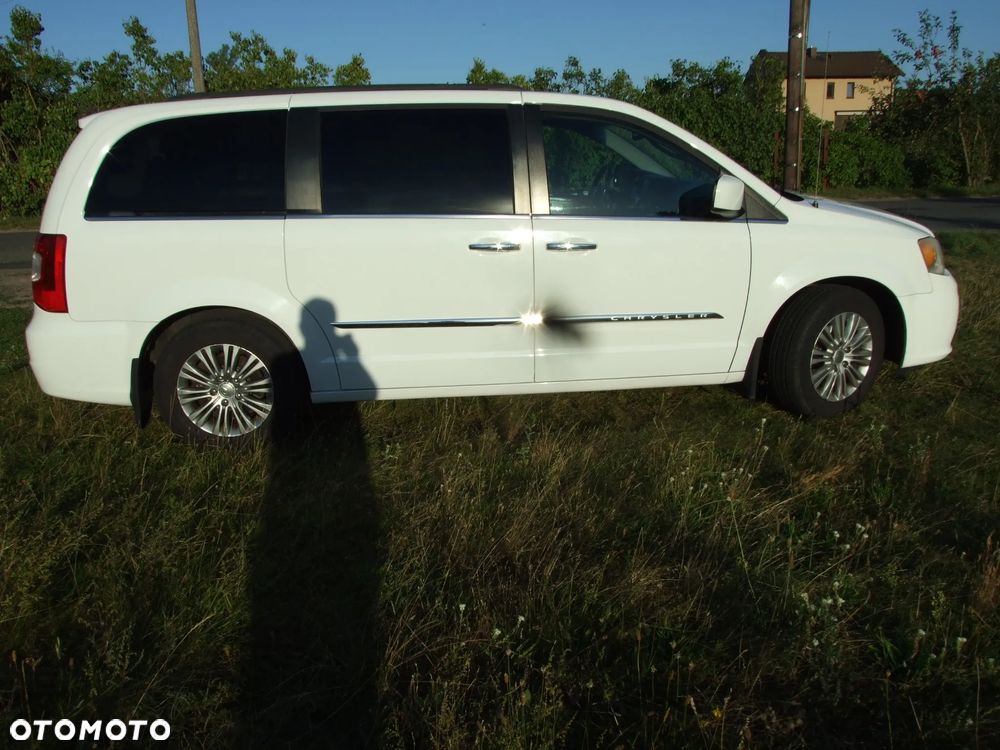 Chrysler Town & Country - 6