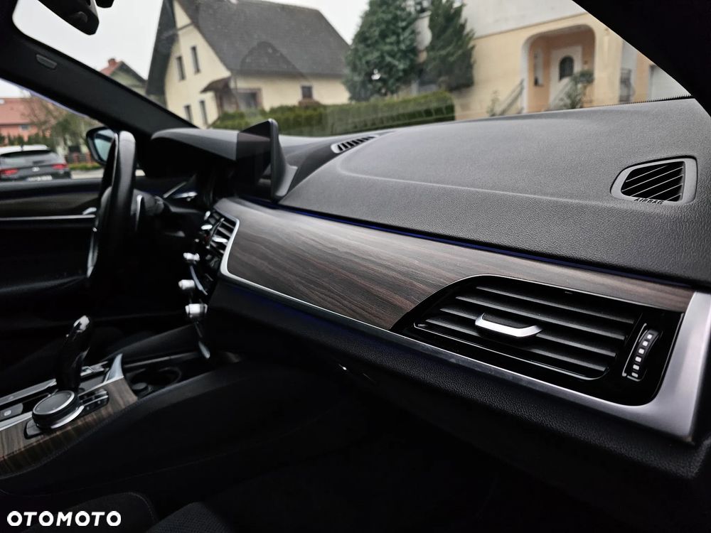 BMW Seria 5 520d M Sport - 9