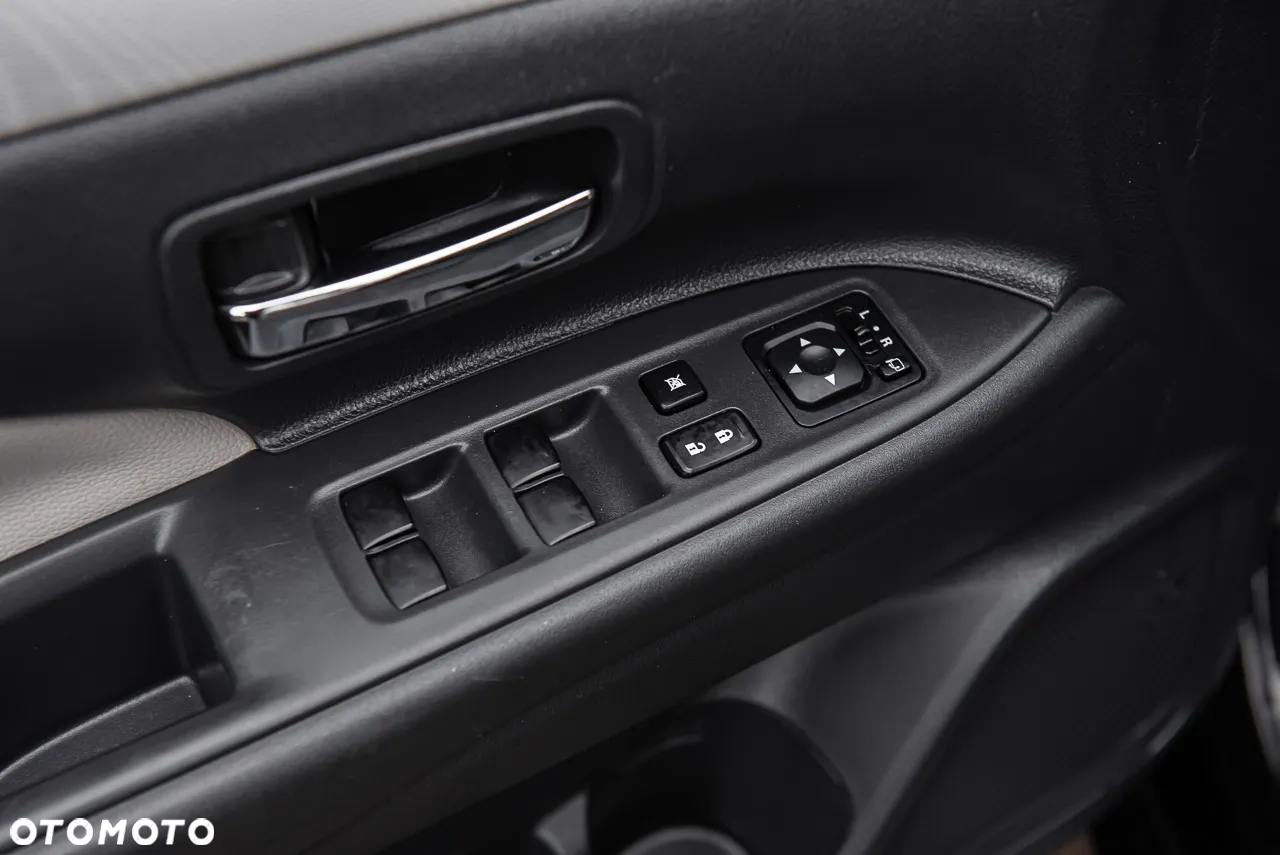 Mitsubishi Outlander 2.0 4WD Plug-In Hybrid Top - 16