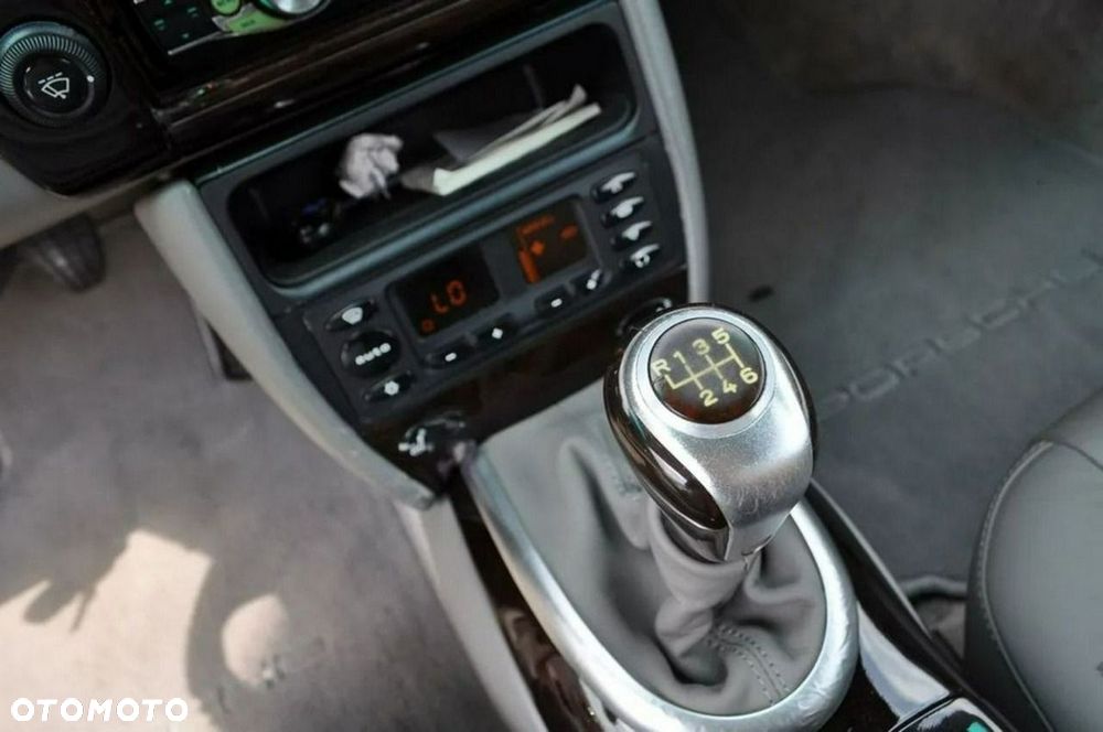 Porsche 911 Carrera - 28