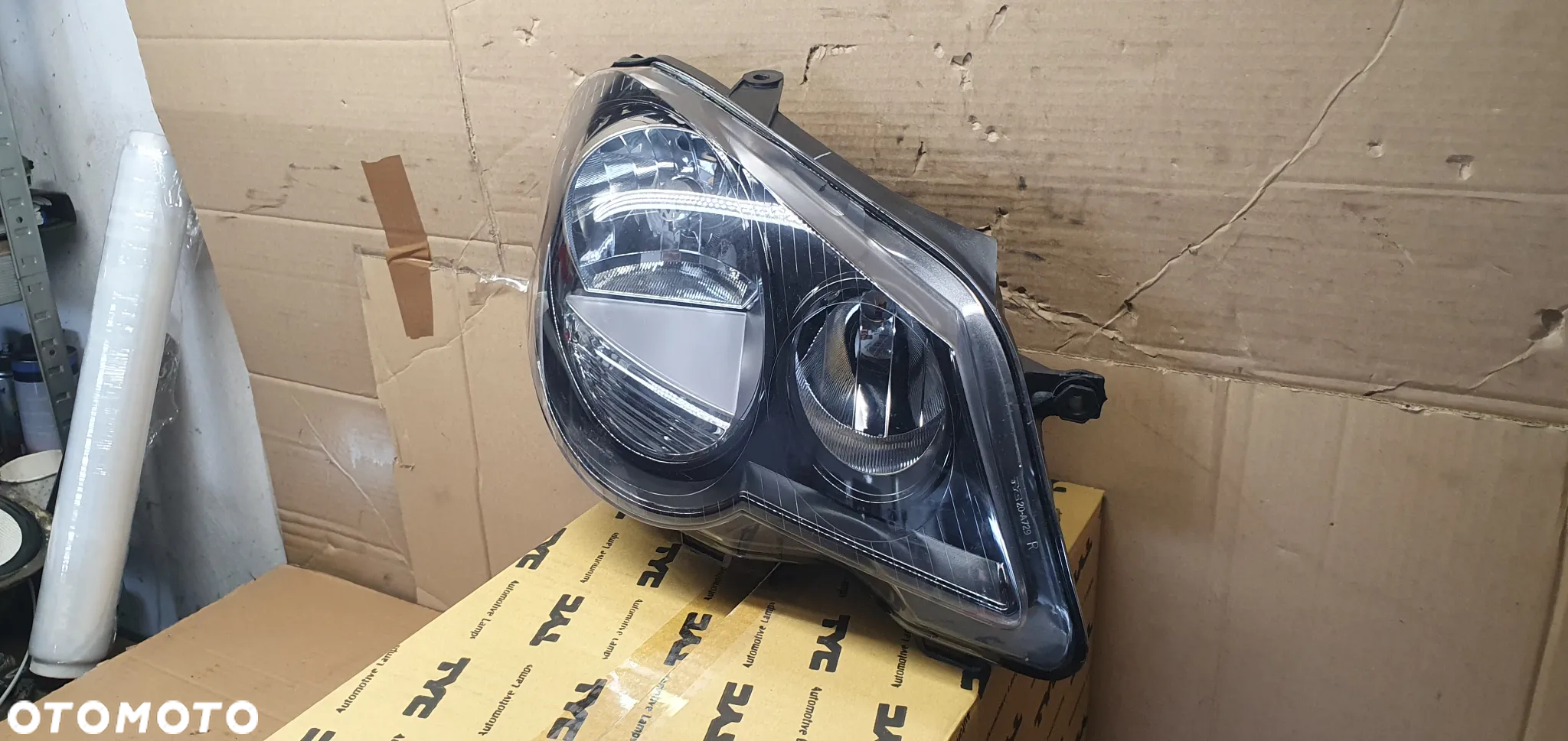Lampa prawy przód przednia prawa VW Polo IV 9N Nowa TYC 20-0729-15-2 - 6