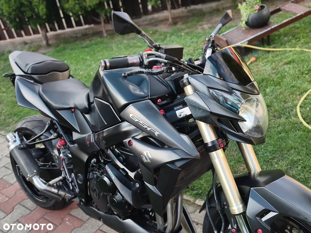Suzuki GSR - 11