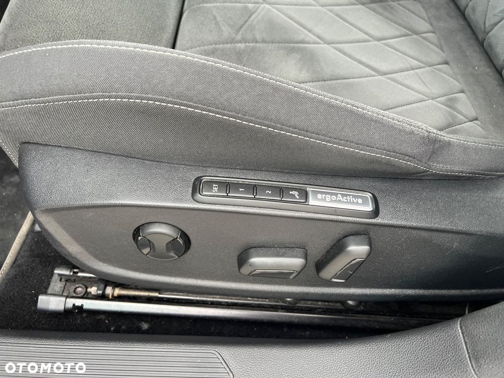 Volkswagen Golf 1.5 eTSI OPF DSG Style - 24