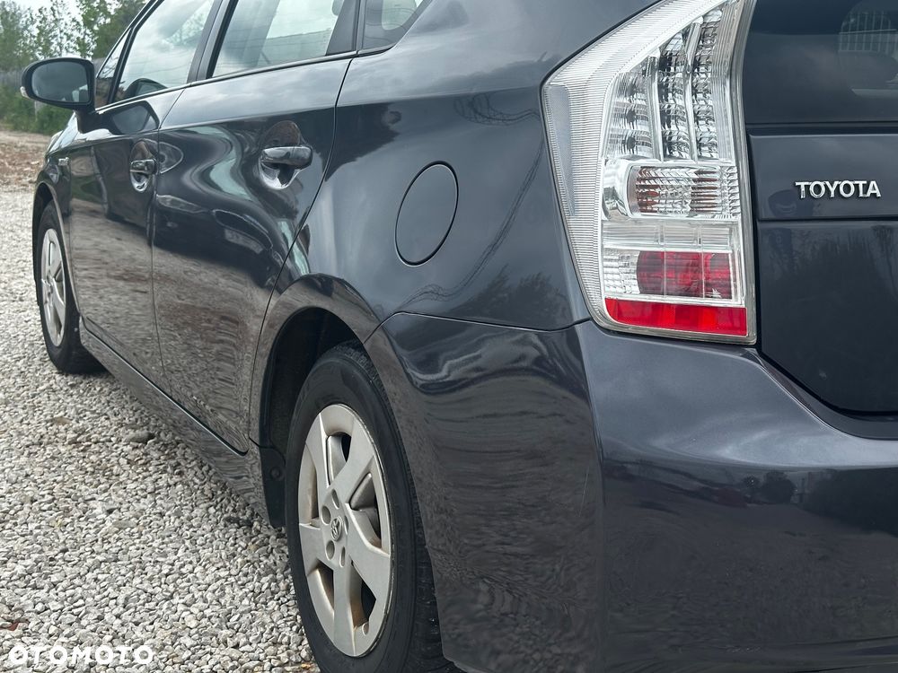 Toyota Prius 1.8 HSD Premium - 10