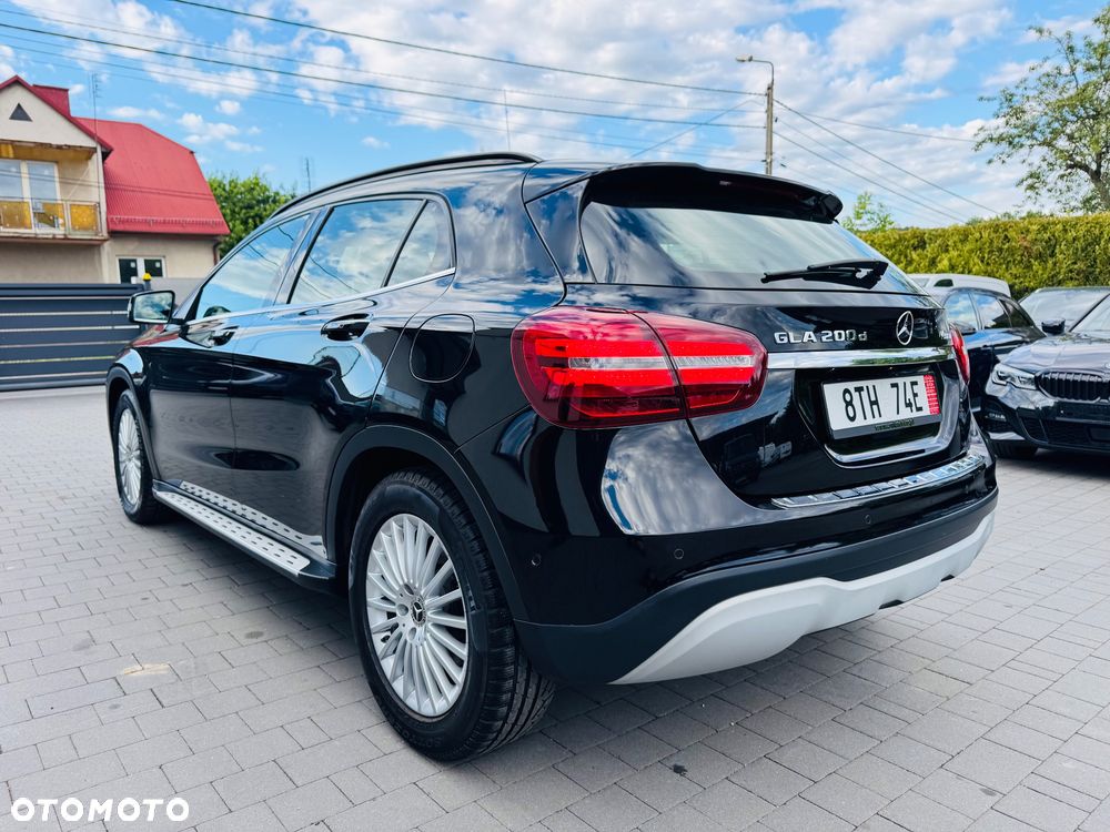 Mercedes-Benz GLA 200 d 4Matic 7G-DCT - 9