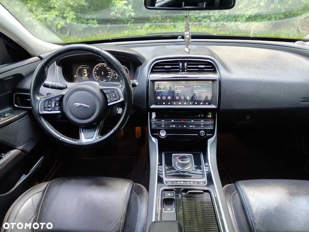 Jaguar XE - 9