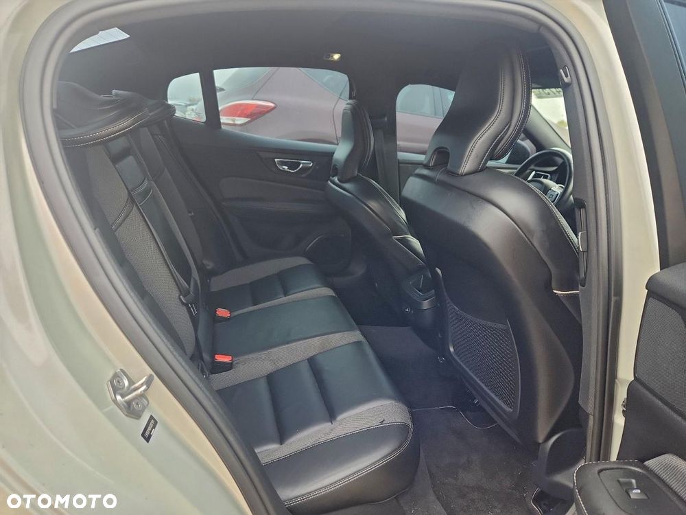 Volvo S60 T5 R-Design - 9