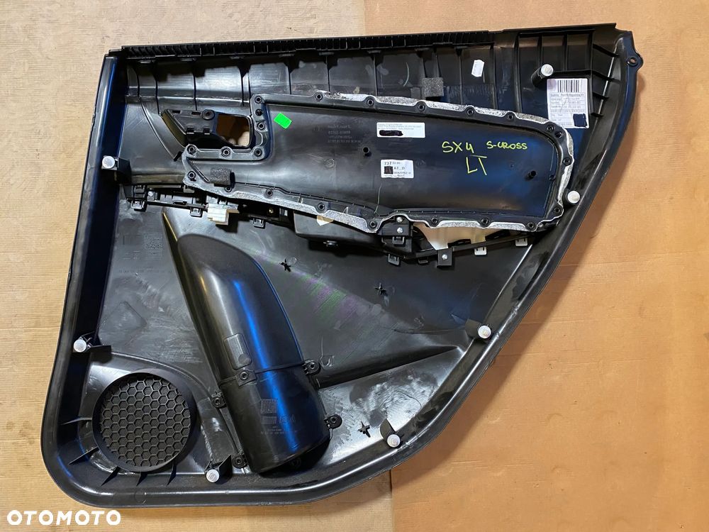 Boczek drzwi Suzuki SX4 S-Cross 22r lewy tył OE - 2