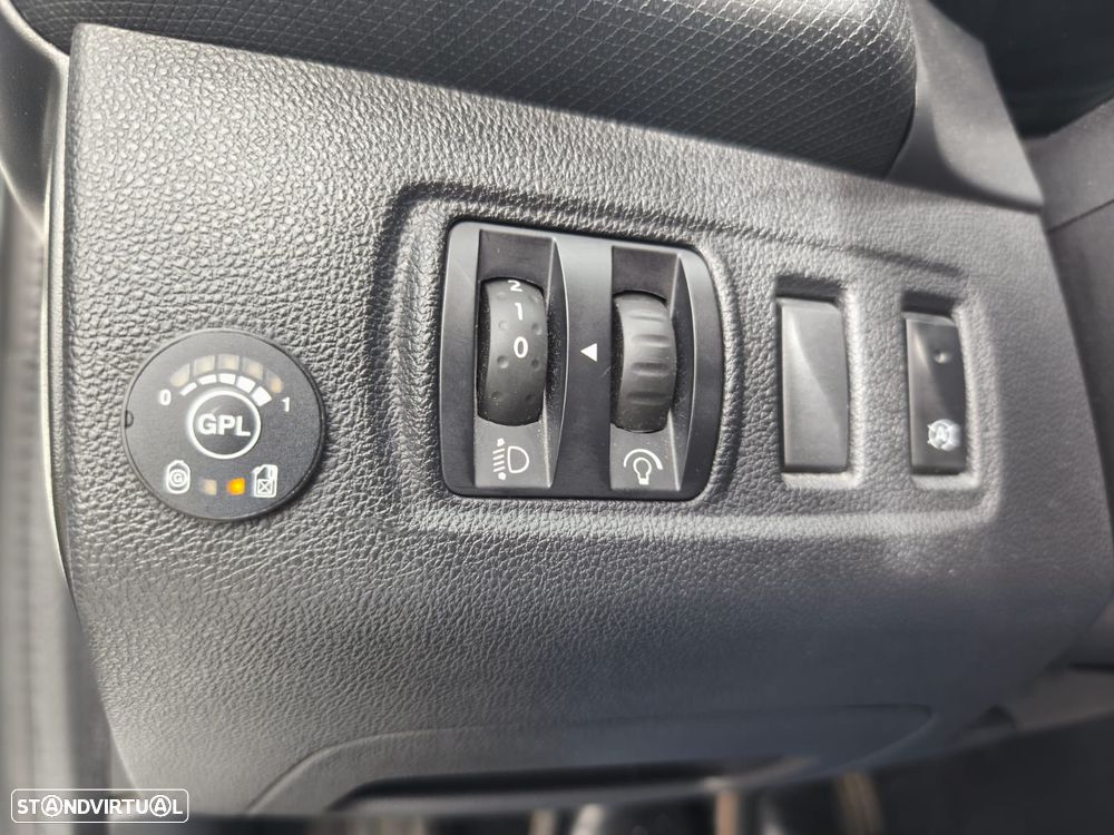 Renault Clio 0.9 TCe Limited Bi-Fuel - 10