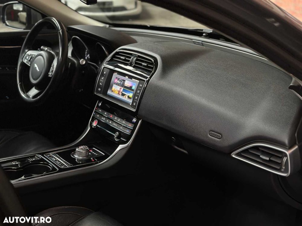 Jaguar XE 2.0 Portfolio - 8