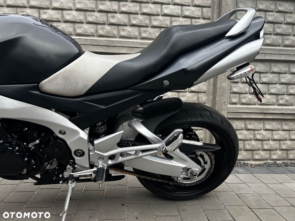 Suzuki GSR - 18